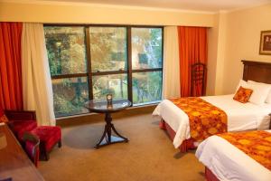 埃斯特城埃斯特赌场酒店的酒店客房设有两张床、一张桌子和一个窗户。