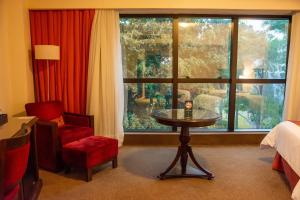 埃斯特城埃斯特赌场酒店的酒店客房设有桌子和窗户。
