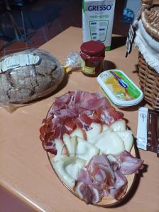 萨布盖鲁Casa do Tio Ferreiro的一张桌子,上面放着一盘肉和其他食物