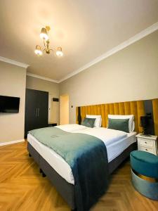 卡尔帕奇Perła Sudetów by Stay inn Hotels的一间卧室配有一张大床和一张蓝色椅子