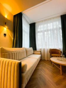 卡尔帕奇Perła Sudetów by Stay inn Hotels的客厅配有沙发和桌子