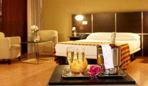 贝尼多姆拉艾斯塔西昂酒店的酒店客房,配有床和桌子及眼镜