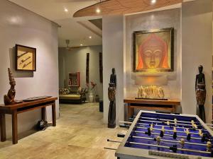 长滩岛长滩岛阿罗哈酒店的一间设有台球桌和墙上绘画的房间