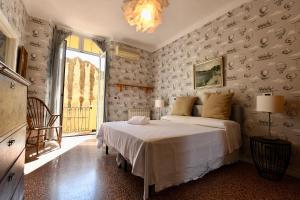 瓦拉泽Hotel Villa Maria & Apartment的一间卧室设有一张床和一个大窗户