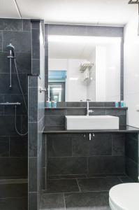 格罗宁根巴斯琛哥罗普酒店的一间带水槽和镜子的浴室
