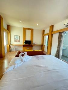 穆克莱克Wangpruksa Resort的一间卧室配有一张带天鹅装饰的床。