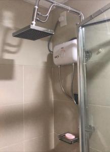 马尼拉Staycation的带淋浴喷头的浴室