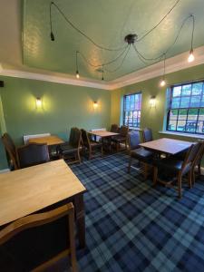 巴纳德城堡The Redwell Inn的用餐室设有桌椅和窗户。