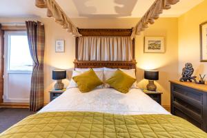 SollasVallay Sands的一间卧室配有一张大床和两盏灯。
