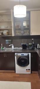 加布罗沃Ivka的厨房配有白色炉灶和水槽