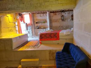 内夫谢希尔Duru Cappadocia Stone House的一间设有两张床和一张沙发的房间