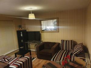 普雷斯顿Two Bedroom Apartment, Free parking, Close to UCLAN and free WIFI的客厅配有沙发和椅子