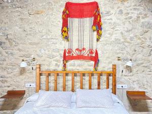 坎塔维耶哈Casa Sara的一间卧室配有一张床和一面带国旗的墙壁