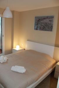 圣罗克Nueva Alcaidesa 2104 - Sea Sun and Green的一间卧室配有一张床,上面有两条毛巾
