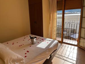 里奥帕尔La Rueda的一间房间,床上有红色玫瑰花瓣