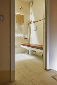圣马力诺One Suite的客房内的木凳浴室