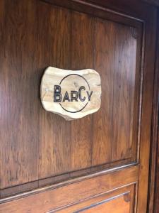 杜柏Vakantiewoning BarCy in Heyd/Durbuy的木门上的标牌,上面写着面包