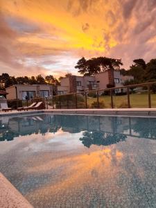 塞拉德洛斯帕德雷斯Chacras de Sierra的一座享有日落美景的大型游泳池