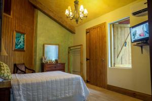 圣塞瓦斯蒂安希巴利托庄园公寓式酒店的一间卧室设有一张床、一台电视和一个窗口。