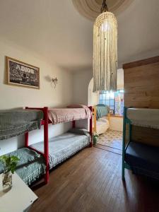 圣达菲Mucho Bonito Hostel的客房设有两张双层床和吊灯。