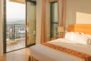 基加利Tropical Plaza Apartments的酒店客房设有一张床和一个阳台。