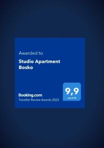 诺瓦利娅Studio Apartment Bosko的蓝色背景,标有写有给一室公寓的标志