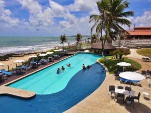纳塔尔Aram Imirá Beach Resort的海滩旁游泳池的顶部景色