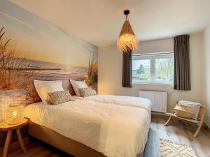 赫拉尔兹贝亨Vakantiewoning De Gavers的一间卧室配有一张壁画床