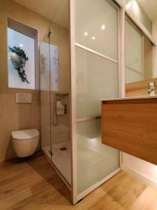 巴塞罗那Barceloneta Port Ramblas的带淋浴、卫生间和盥洗盆的浴室