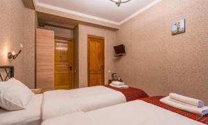 第比利斯格米街19号酒店的酒店客房设有两张床和电视。