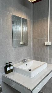 乌泰他尼府THA PAE SUNG - ท่าแพซุง的浴室设有白色水槽和镜子