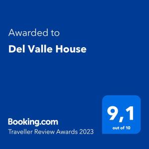 伊察Del Valle House的标有Del valle House的蓝色标语