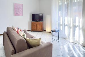 莱万托ANDREA Apartment的带沙发和平面电视的客厅