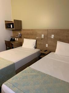 维多利亚普拉亚都坎托司丽普酒店的酒店客房配有两张床和一张书桌