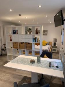 波恩City Apartments am Rhein的客厅配有桌子和沙发