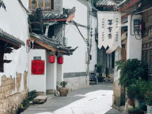 丽江丽江古城坨坨客栈的亚洲城市的一条小巷,有红色标志