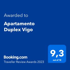 维戈Apartamento Duplex Vigo的蓝色的屏幕,上面有给公寓签证的文本