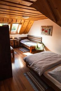 贝谢诺瓦River Cottage Bešeňová的一间卧室配有一张床和一个沙发
