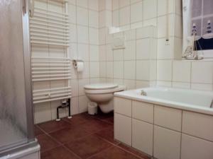 奈斯玛兹埃勒Drei-Insel-Blick Neßmersiel的白色的浴室设有卫生间和浴缸。