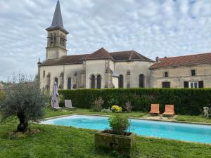 Monthureux-le-SecLE CHATEAU DE MONTHUREUX LE SEC的一座教堂,教堂内设有钟楼和游泳池