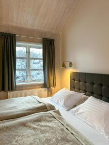 米湖沃盖弗奥斯农场度假旅馆的一间卧室设有一张大床和窗户