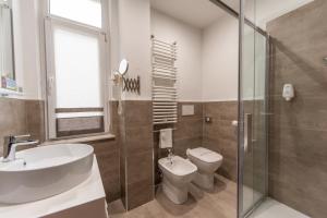 都灵格兰莫格尔最佳品质酒店的一间带水槽、卫生间和淋浴的浴室
