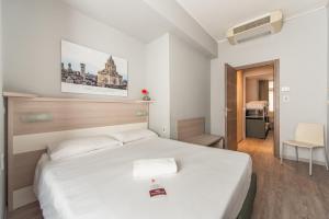 都灵格兰莫格尔最佳品质酒店的卧室配有一张白色大床