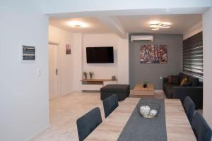 依拉佩特拉Oniro Home的客厅配有沙发和桌子