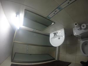 巴拿马城探索酒店的一间带水槽、镜子和卫生间的浴室