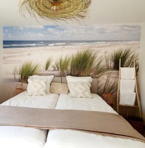 赫拉尔兹贝亨Vakantiewoning De Gavers的海滩上一间卧室,配有一张床