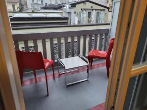 韦尔切利ALFIERI Guest House的阳台配有两把椅子、一张桌子和两把椅子
