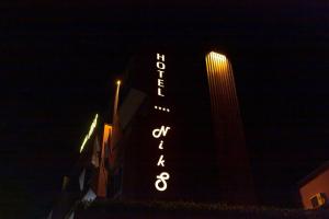 塞夫利耶沃Hotel NIKS的建筑的侧面有标志