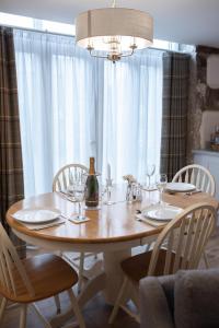 DraughtonHowgill House Barn的餐桌、桌椅和吊灯