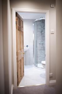 DraughtonHowgill House Barn的带淋浴的浴室和玻璃门